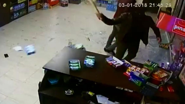 Silah ve sopalarla bastıkları büfenin sahibini öldüresiye dövdüler