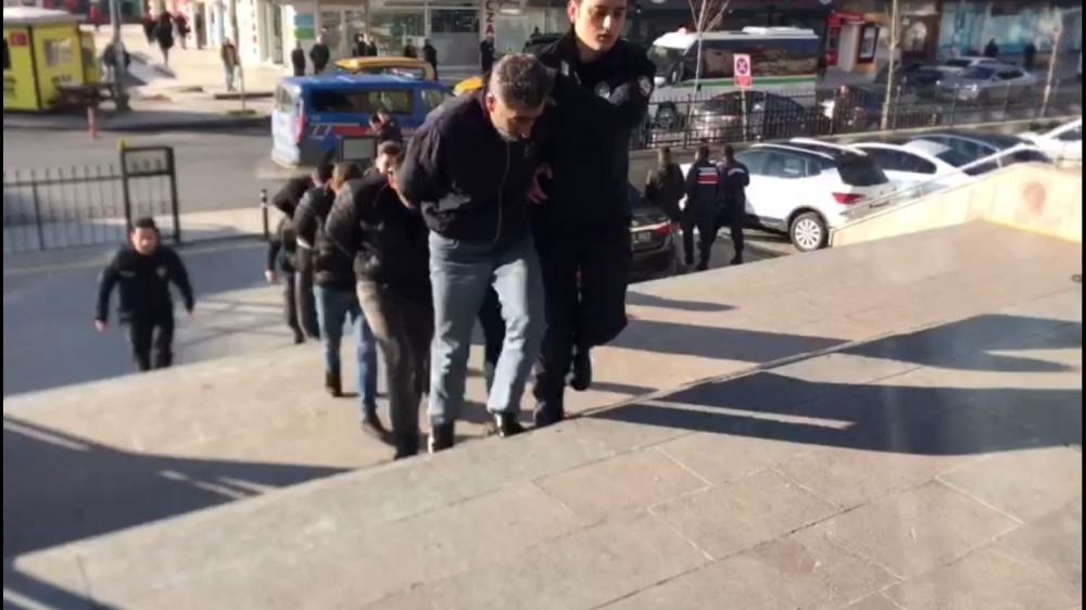 Silah zoruyla bir kişiye 20 bin liralık senet imzalatan şüpheliler adliyeye sevk edildi 