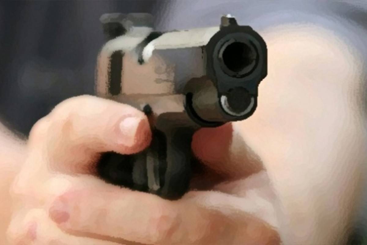 Silahını temizlerken kızı ve yeğenini vurdu