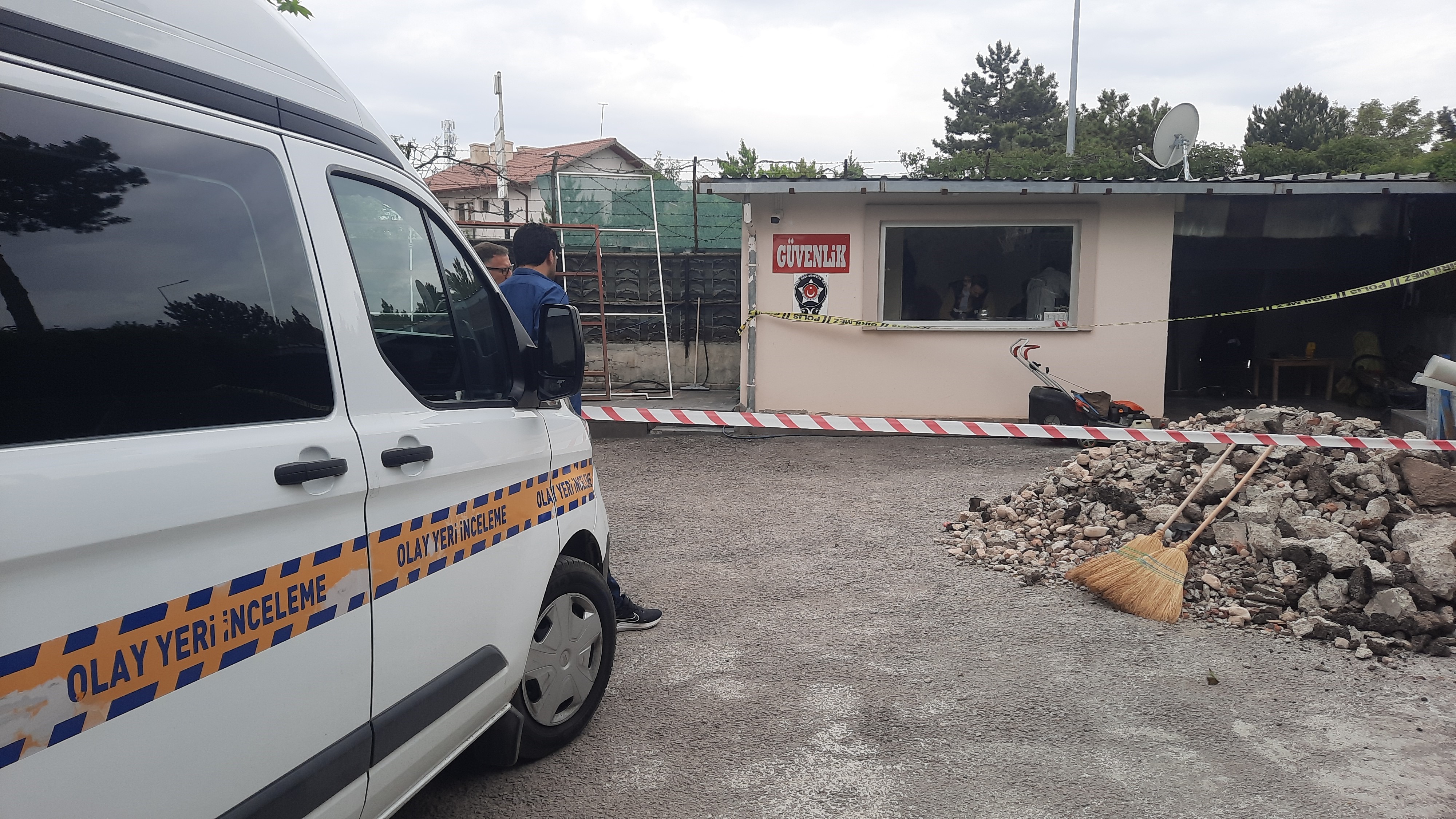 Silahını temizlerken yanlışlıkla arkadaşını vurdu