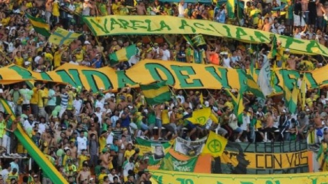 Silahla idmanı basıp futbolcuları soydular