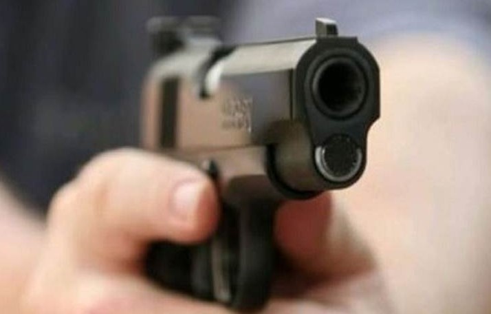 Silahla oynamanın sonucu: 3 yaşındaki çocuk kendisini vurdu