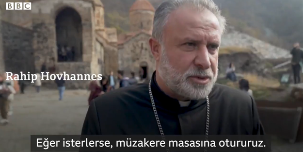 Silahla poz veren Ermeni papazın gazı kaçtı!