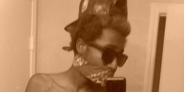 Silahla selfie çekerken kendini vurdu!