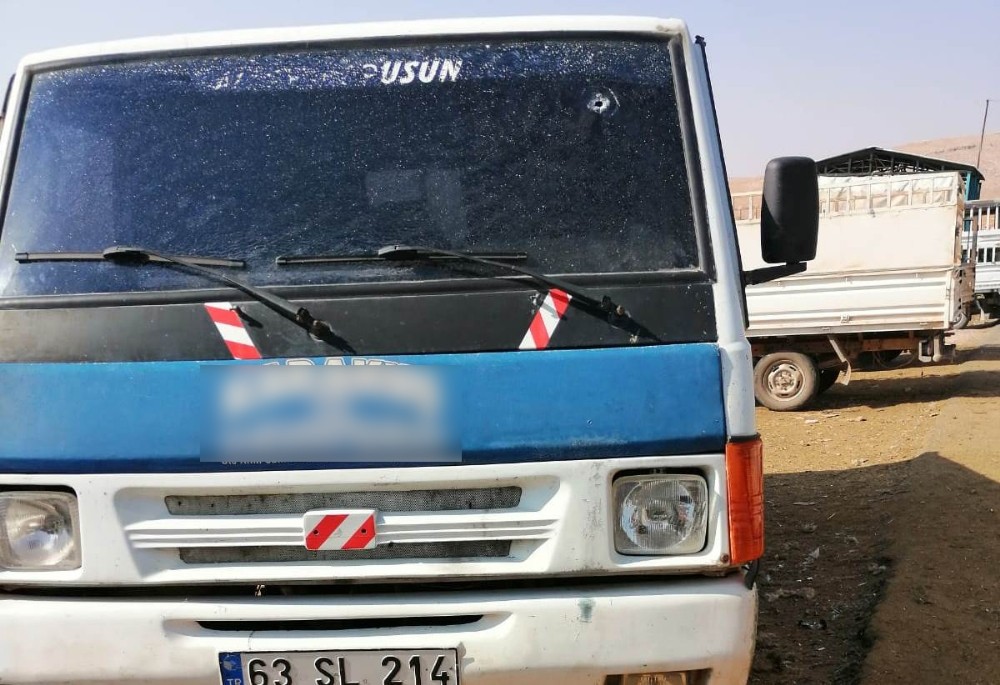 Silahla taranan kamyonetten yara almadan kurtuldu 