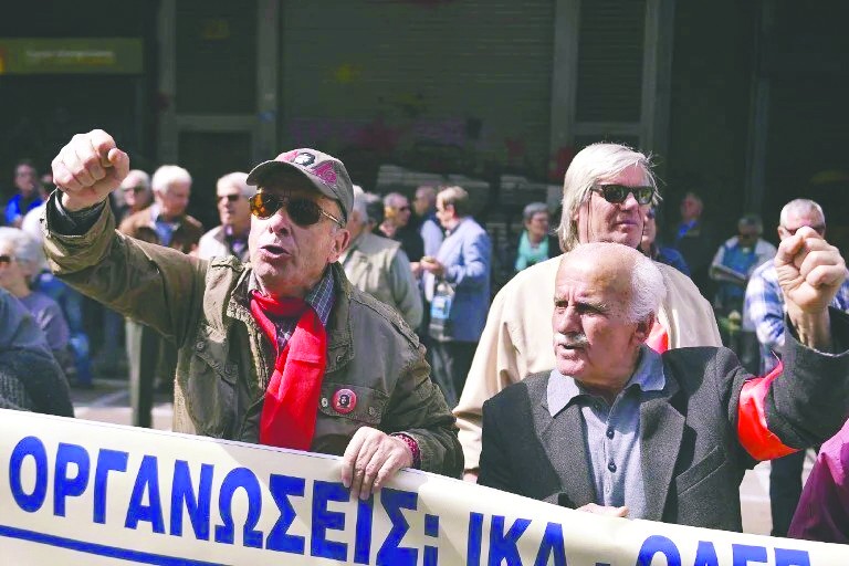 Silahlanan Yunan’ın halkı perişan