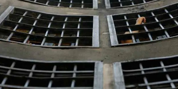 Silahlanıp cezaevlerini bastılar! 2 bin mahkum kaçtı