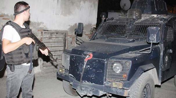 Silahlar patladı… Polis o bölgeyi ablukaya aldı!