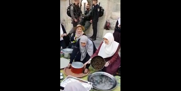 Silahların altında iftar! Bir işgalci terörist rahatsız etti