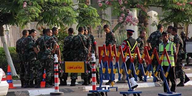 Silahların gölgesinde yemin