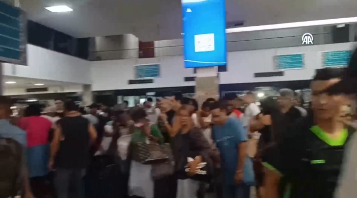 Silahlı bir kişi, 2 kişiyi yaraladı otobüsteki yolcuları rehin aldı