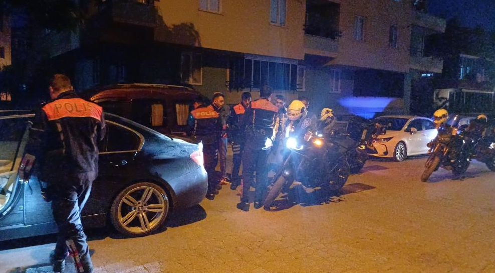 Silahlı kavgada 1'i polis, 2 kişi yaralandı
