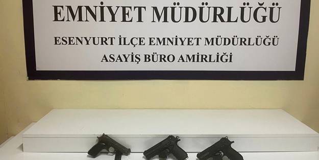 Silahlı kavgada, balkonda oturan bir kadın başından vuruldu