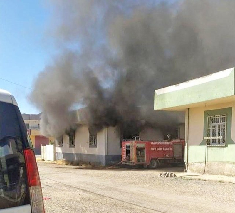 Silahlı saldırı sonrası ortalığı ataşe verdiler