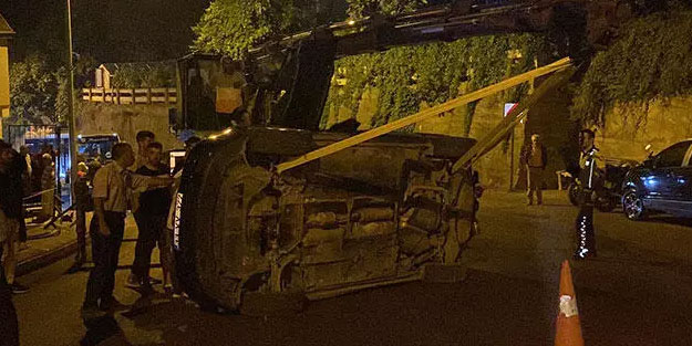 Silahlı saldırıda yaralandı, kaçarken kaza yaptı