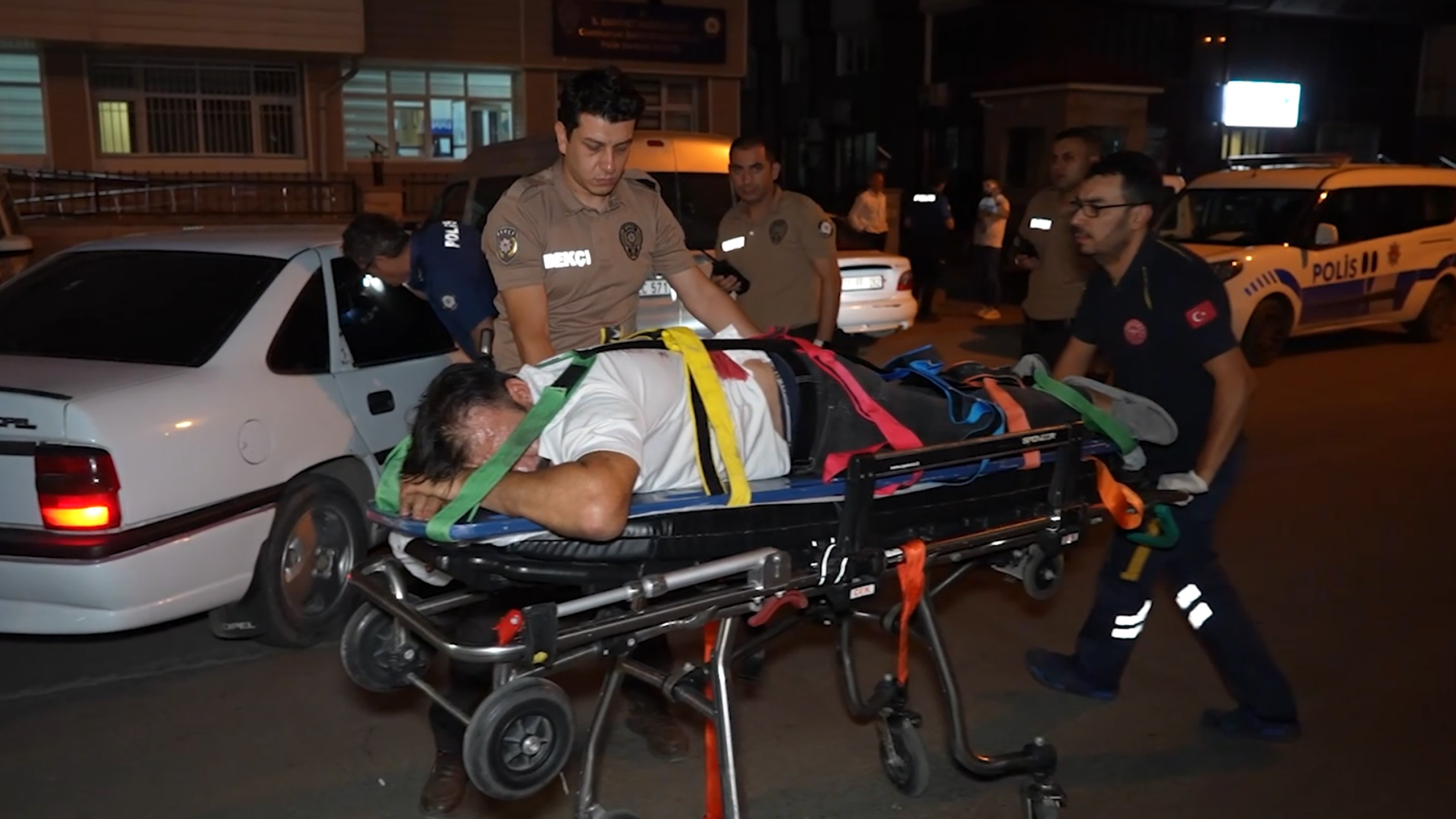 Silahlı saldırıya uğradı, ağır yaralı olarak emniyete sığındı