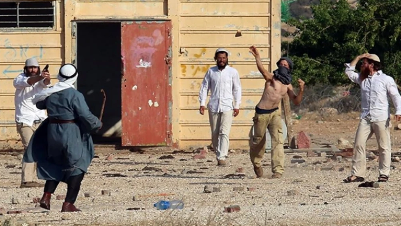 Silahlı sivil Yahudiler, zeytin toplayan Filistinli yaşlı çiftçilere saldırdı