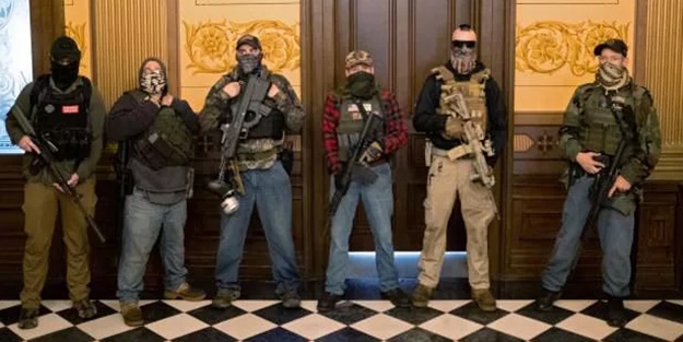 Silahlı Trump yanlıları parlamento binasını bastı!