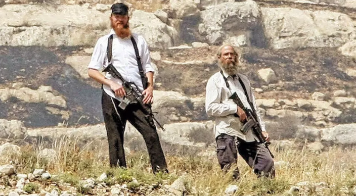 Silahlı Yahudi işgalciler okulu bastı... Filistinliler Batı Şeria'da da zulüm altında