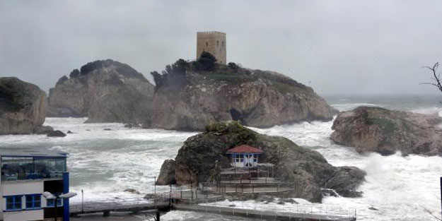 Şile ve Karaburun sahili, dev dalgalara teslim!