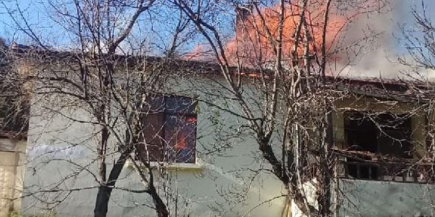 Şile'de tek katlı ev alev alev yandı