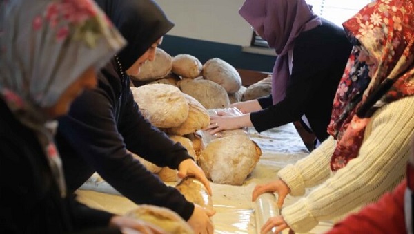 Şileli kadınların ellerinden deprem bölgesine köy ekmeği yardımı