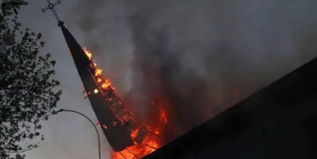 Kiliseyi yakıp ateşe verdiler