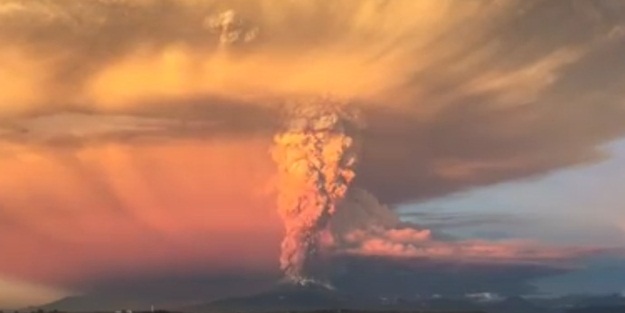 Şili'deki Calbuco Volkanı böyle patladı - VIDEO