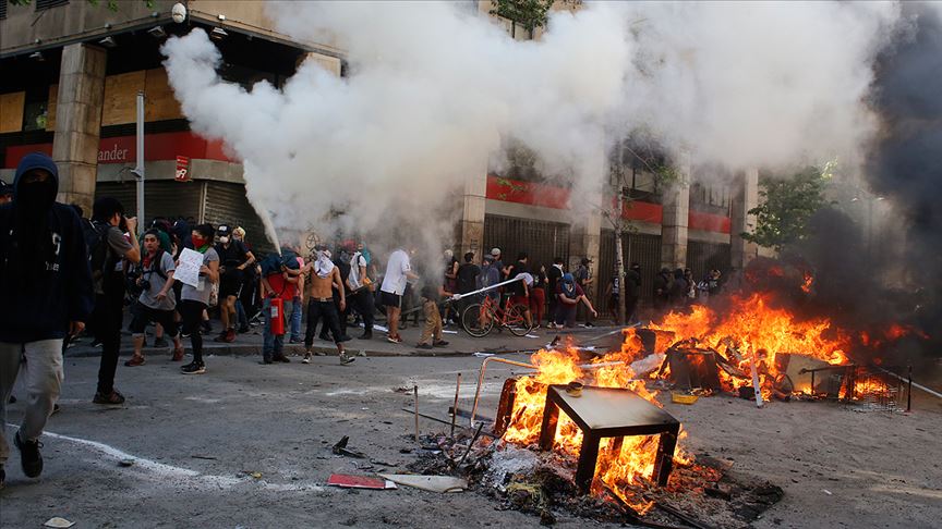 Şili'deki zam protestosunda 15 kişi hayatını kaybetti