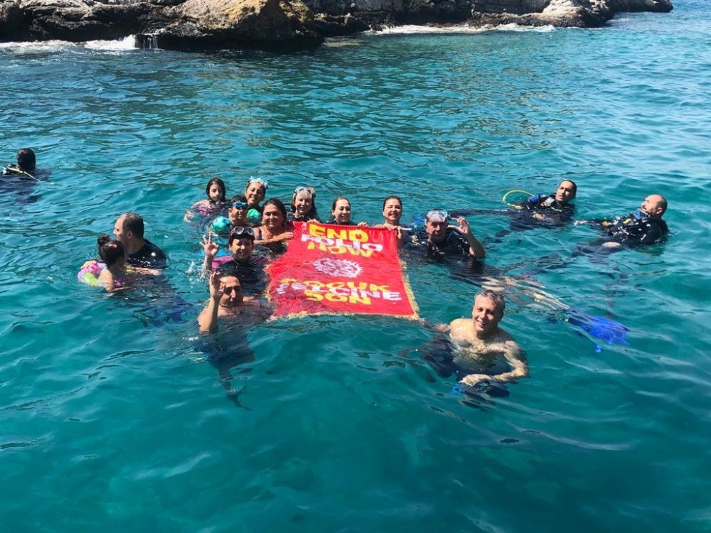 Silifke Rotary Kulübü üyeleri, çocuk felcine dikkat çekmek için dalış yaptı 