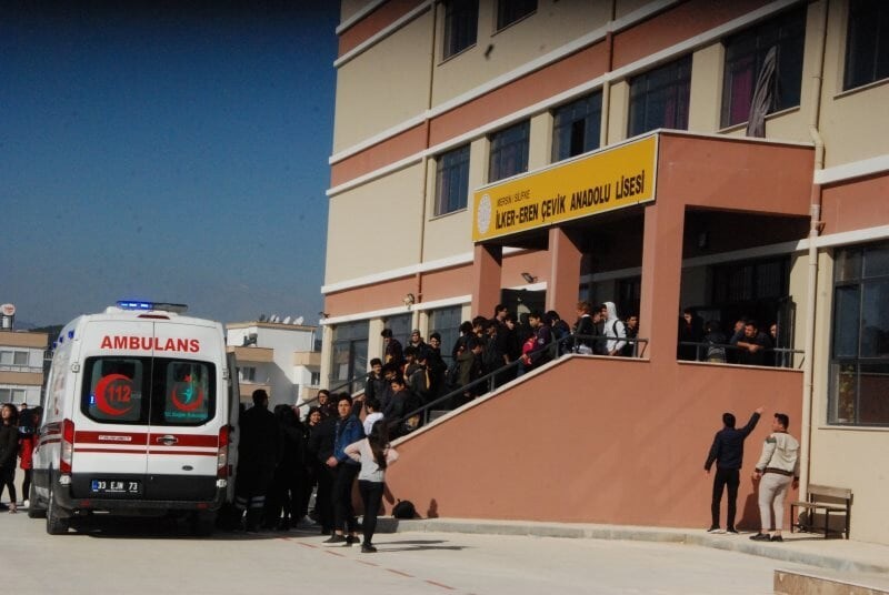 Silifke’de 17 öğrenci böcek ilacından etkilenerek hastaneye kaldırıldı 