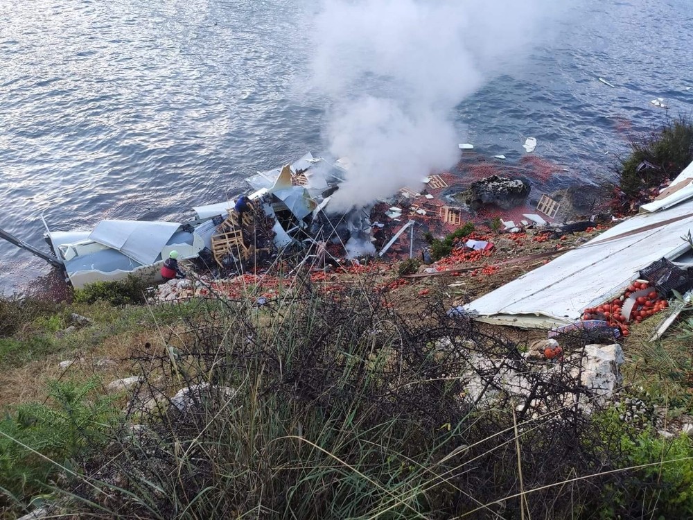 Silifke’de domates yüklü tır denize uçtu 