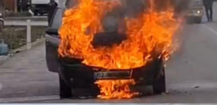 Silifke’de korkutan yangın: Otomobil D-400 karayolunda alevlere teslim oldu!