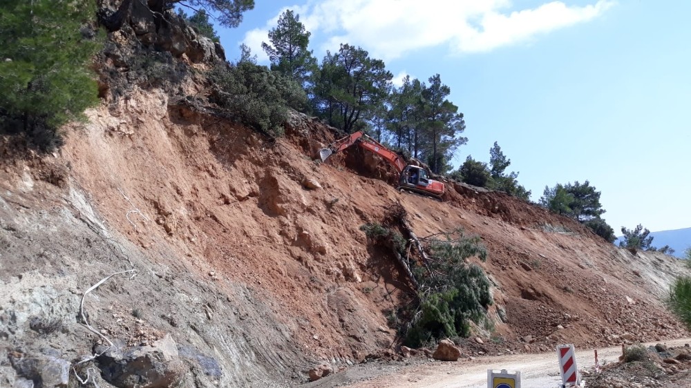 Silifke’de yol genişletme çalışmaları sürüyor 