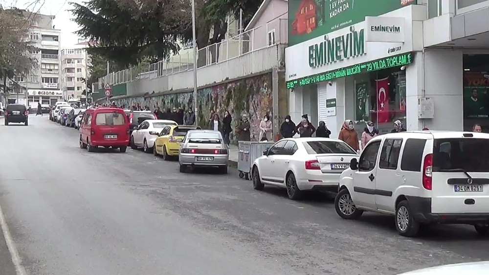 Silivri’de bin TL’lik yardım kuyruğunda sosyal mesafeye detayı 