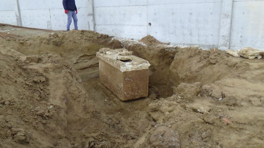 Silivri’de boş arazide lahit mezar bulundu 