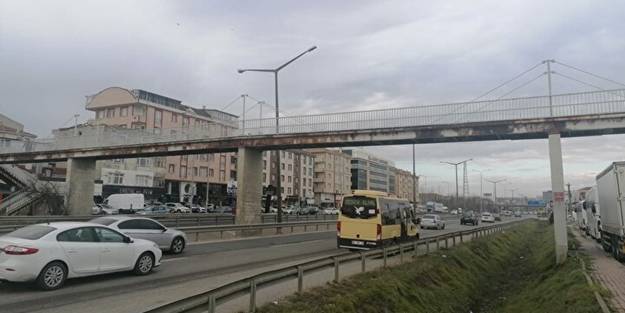 Silivri’de çürüyen üst geçidin çökme tehlikesi var