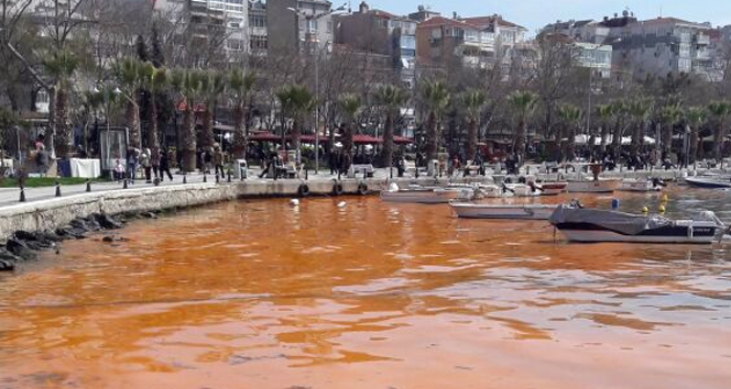 Silivri’de deniz kızıla büründü