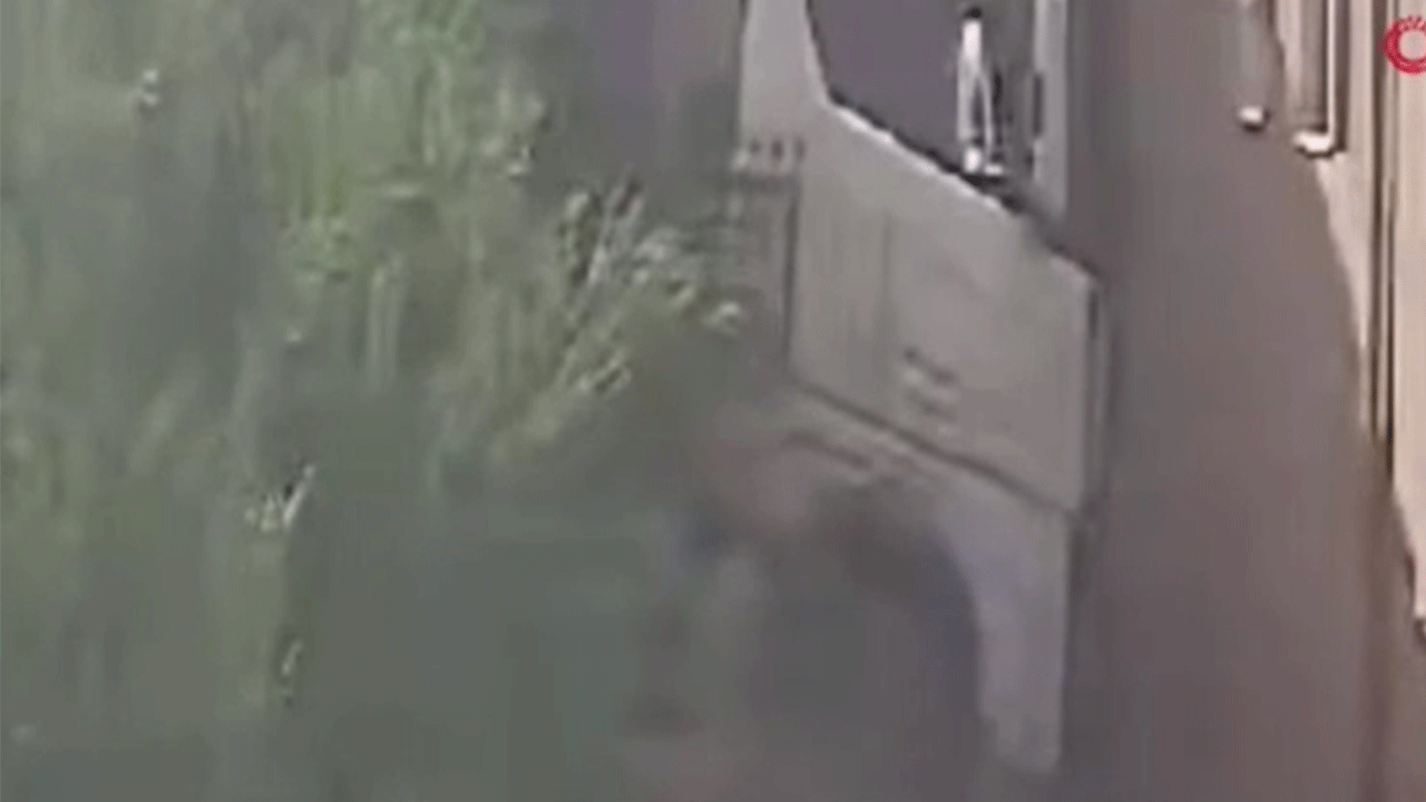 Silivri'de freni boşalan tır binaya çarptı!