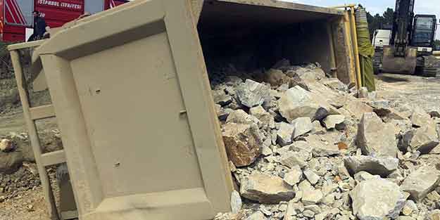 Silivri'de hafriyat kamyonu devrildi