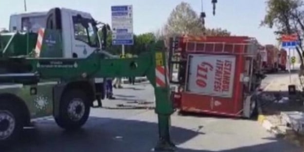 Silivri'de itfaiye aracı devrildi: 3 yaralı