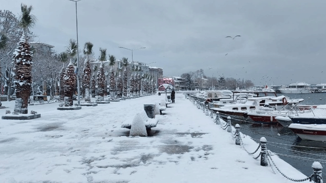 Silivri'de yağan karı vatandaşlar kaydetti