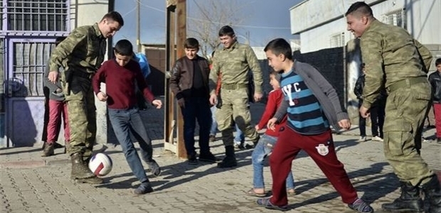 Silopi'de askerler çocuklarla maç yaptı