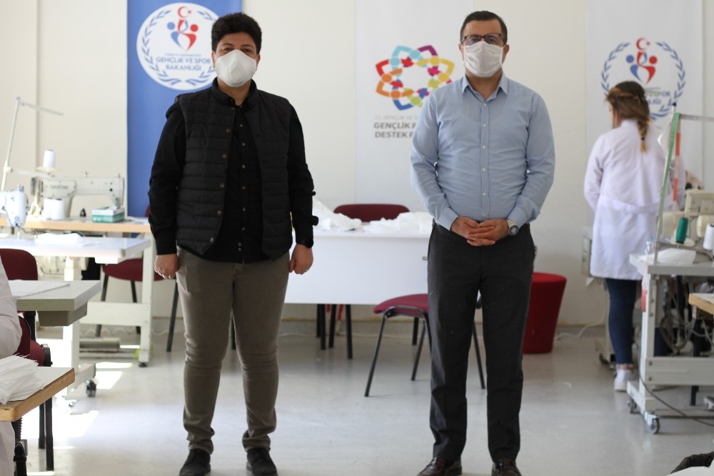 Silopi’de Gençlik Merkezinde günlük 10 bin maske üretiliyor 