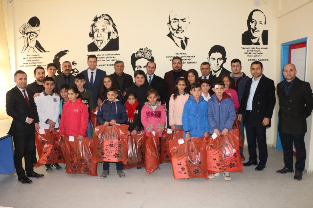 Silopi’de öğrencilere kışlık giysi yardımı 