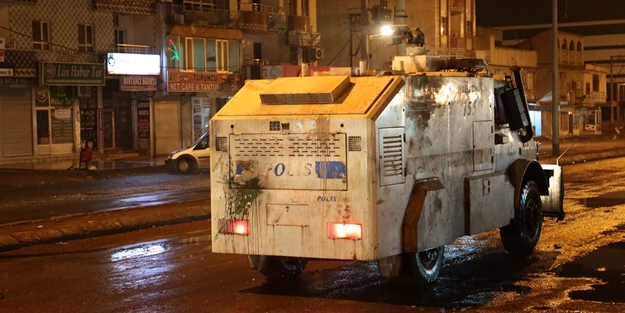 Silopi'de vandallar polis aracını devirdi