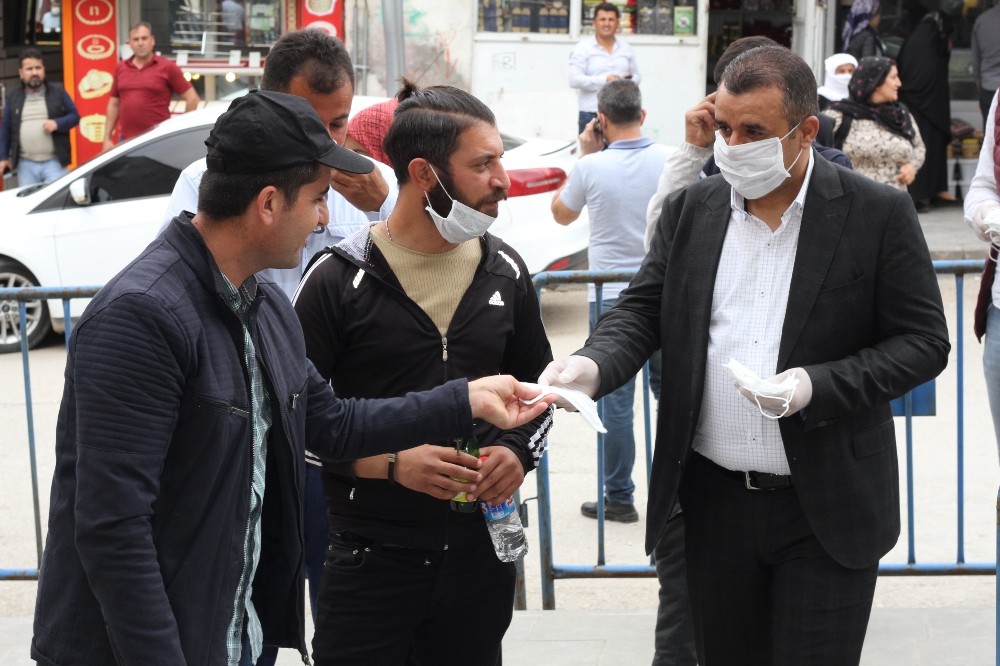 Silopi’de vatandaşlara ücretsiz maske dağıtıldı 