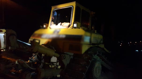 Silvan ilçesinde belediyeye ait iş makinesi kundaklandı