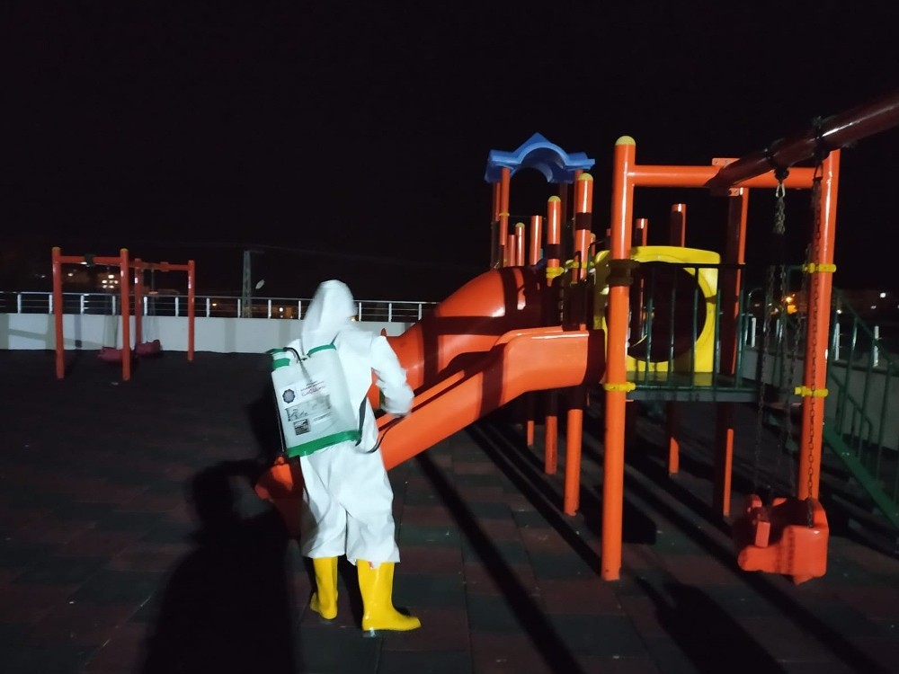 Silvan’da çocuk oyun parkları dezenfekte edildi 
