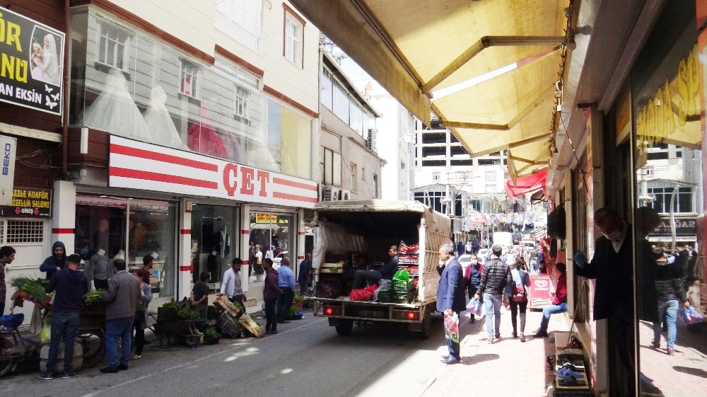 Silvan’da kısıtlama kalktı, vatandaşlar alış verişe çıktı 